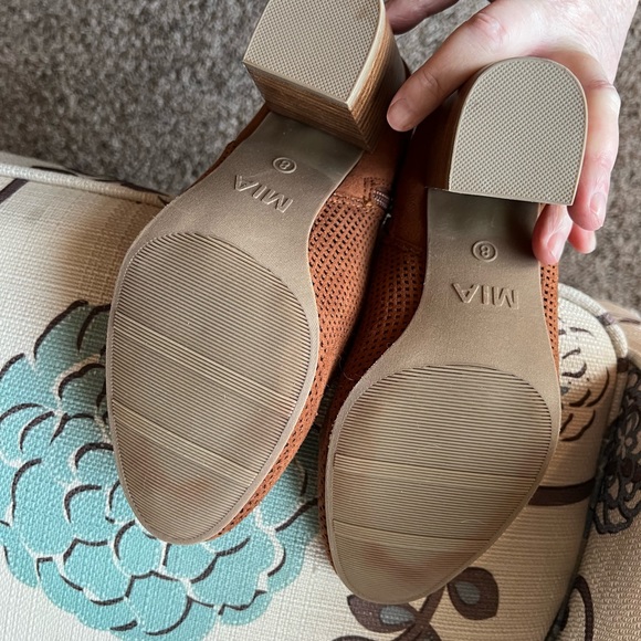 NWOT MIA Fleur Perforated Ankle Booties - Picture 7 of 8